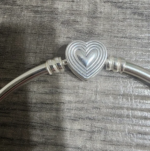 Pandora Radiating Heart Clasp Bangle Sterling silver - Picture 3 of 10